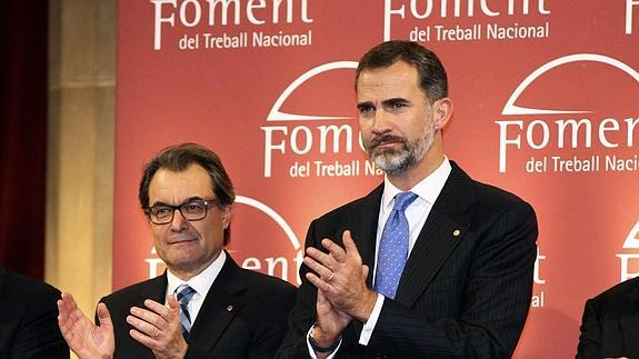 El Rey Felipe VI , junto al presidente de la Generalitat Artur Mas. 