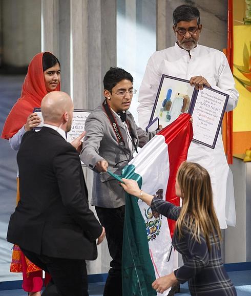 Adán Cortés Salas, en el momento en el que interrumpió la ceremonia de los Nobel. 