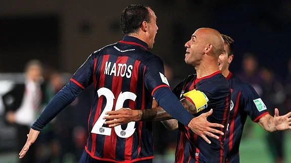 Mauro Matos (i) celebra su gol con un compañero. 