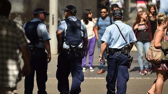 Numerosos policías patrullan por las calles de Sídney.