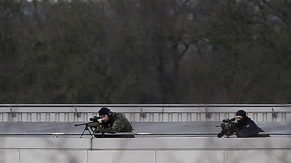 Francotiradores en la azotea frente a la imprenta.