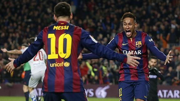 Messi (i) y Neymar celebran un gol. 