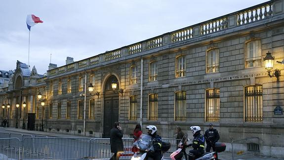 Agentes de policía vigilan los alrededores del Palacio del Elíseo. 