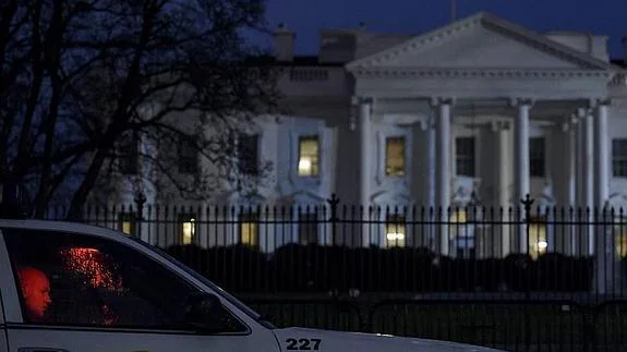 Un coche de los servicios secretos, frente a la Casa Blanca. Afp