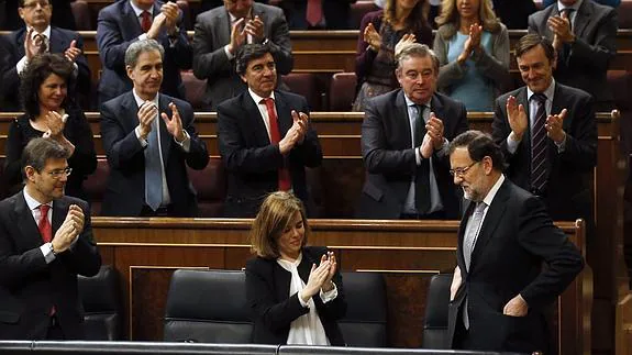 Rajoy, aplaudido en el Congreso. 