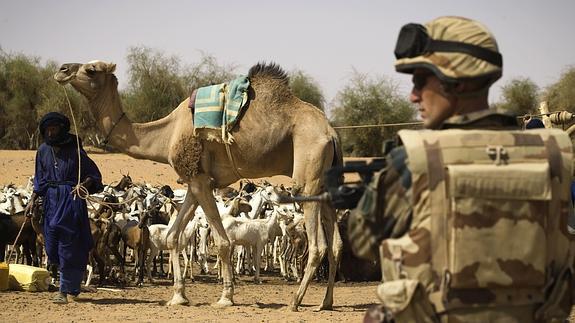 Un soldado francés vigila el valle de Gao, en Malí. 