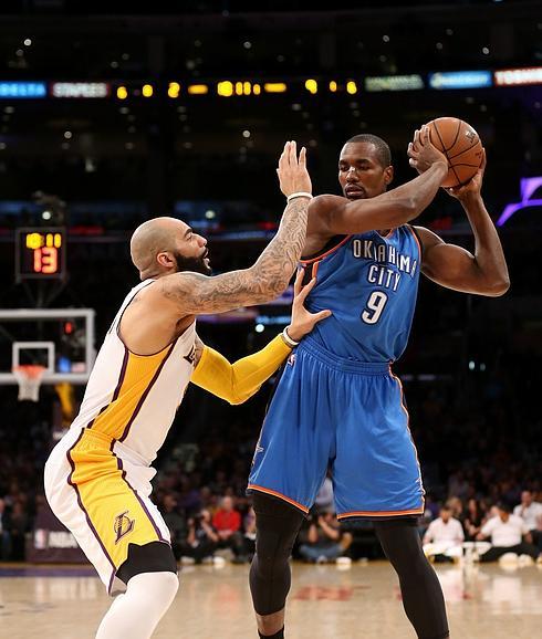 Ibaka, controla el balón. 