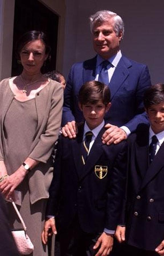 Los duques de Huéscar y su hijo mayor, Fernando, acompañaron a Carlos que participaba en su primera eucaristía. 