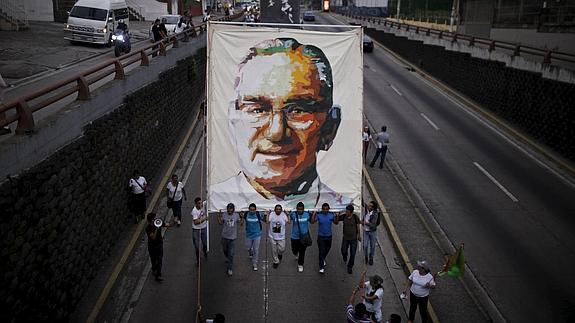 Foto del fallecido arzobispo Oscar Arnulfo Romero durante una marcha por el 35 aniversario de su asesinato.
