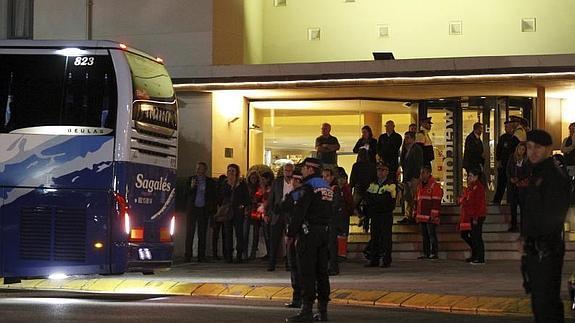 Familiares de las víctimas parten ayer desde Castedefells 