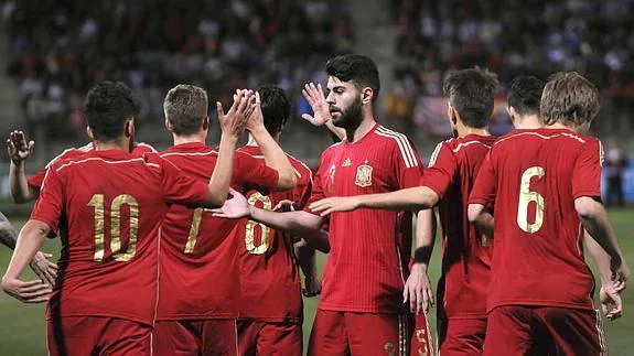 Los jugadores españoles celebran un gol. 