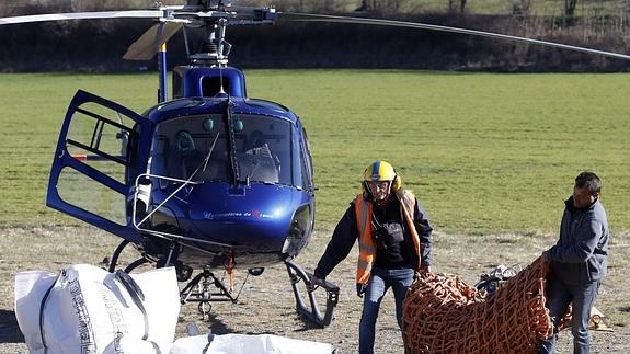 Miembros de los servicios de rescate trabajan en la recuperación y limpieza del lugar donde se produjo la catástrofe aérea. 