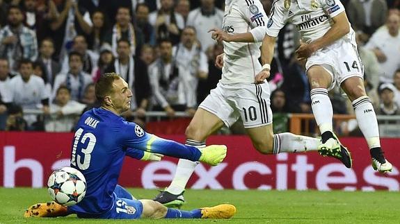 Oblak detiene un disparo de Chicharito. 