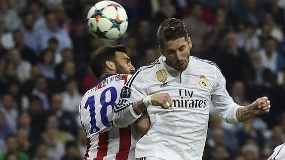 Sergio Ramos (d) pelea un balón con Gámez. 