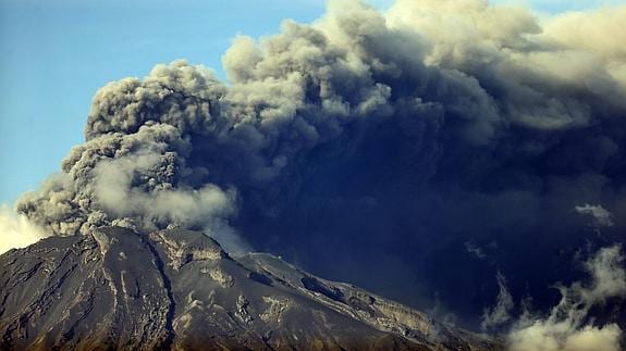 Vista de la erupción de cenizas del volcán Calbuco.