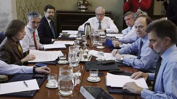 Margallo, durante la reunión del gabinete para coordinar las labores de evacuación. 