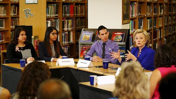 Hillary Clinton dialoga con jóvenes de origen latino en Las Vegas (Nevada).