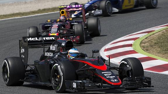 Fernando Alonso pilota en Montmeló. 