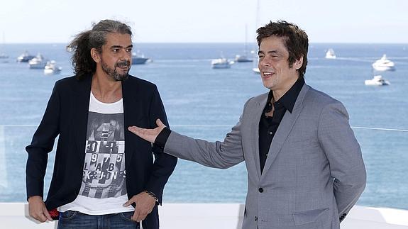 Fernando León de Aranoa, junto a Benicio del Toro.