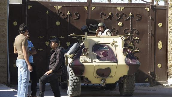 Un vehículo del Ejército egipcio custodia la entrada principal de la sede de la Gobernación del Sinaí.