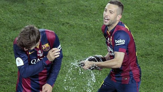 Piqué (i) y Alba celebran el triunfo. 