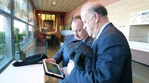 Benítez muestra la app a Vicente del Bosque en Las Rozas, 2012. 