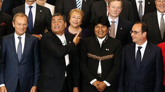 De izda a dcha. El presidente del Consejo Europeo, Donald Tusk; el presidente de Ecuador, Rafael Correa; la presidenta de Chile, Michelle Bachelet; el presidente de Bolivia, Evo Morales y el presidente de Francia, Francois Hollande.