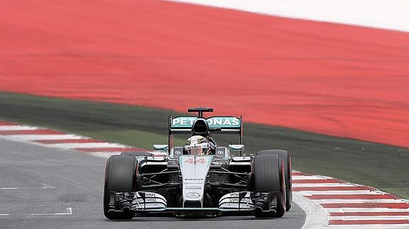 Hamilton rueda con su McLaren. 