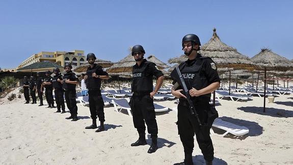 La Policía vigila las playas del hotel Imperial Marhaba. 