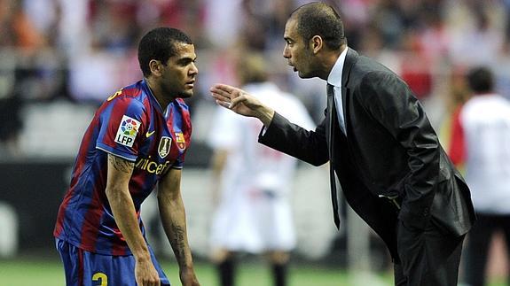 Guardiola (d) habla con Alves. 