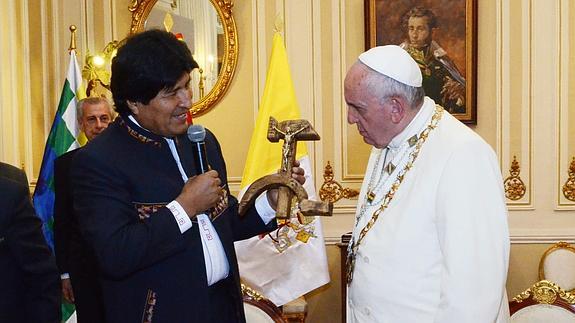 Evo Morales regala el crucifijo con la hoz y el martillo al papa Francisco.