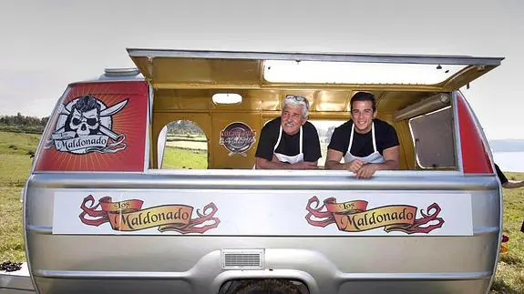 Carlos Maldonado (der), ganador de MasterChef 2015, junto a su padre, de mismo nombre, en la furgoneta con la que venden jamones y otros productos por los pueblos de La Mancha.