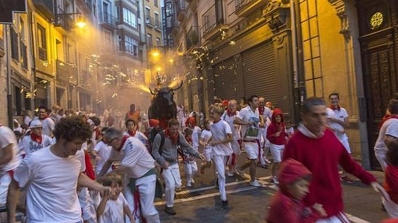 Celebración de los Sanfermines en el casco viejo de Pamplona.