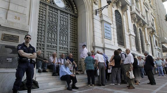 Pensionistas a las puertas de un banco en Atenas. 