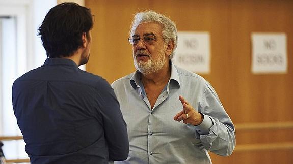 Plácido Domingo habla con el joven Julien Behr.