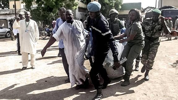 Las fuerzas de seguridad transportan a una víctima del atentado en Camerún.