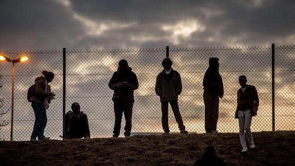 Un grupo de inmigrantes en las proximidades del Eurotúnel, cerca de Calais.