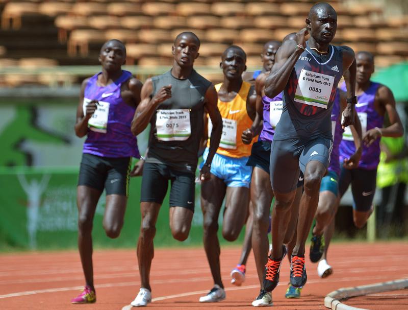 El keniata David Rudisha lídera una prueba de 800 metros. 