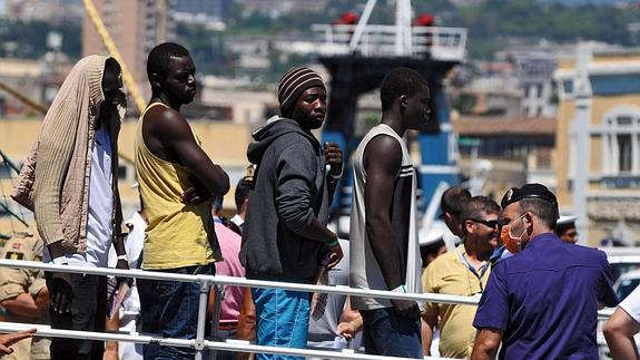 Inmigrantes desembarcan del buque noruego Siem Pilot llega al puerto de Catania, Sicilia (Italia).