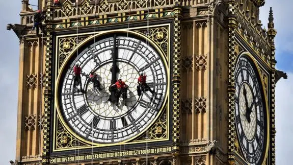 Operarios trabajando en el Big Ben. 