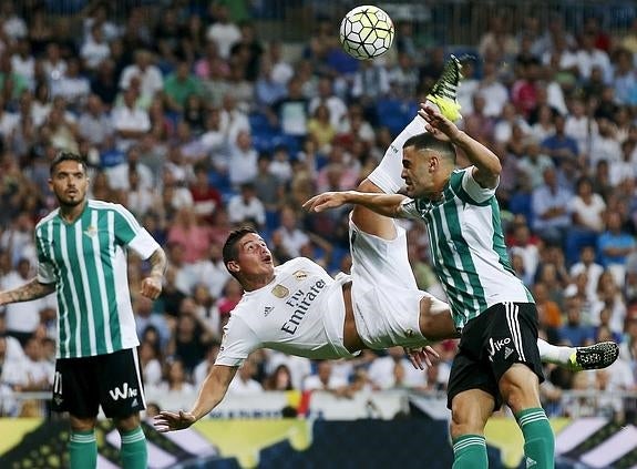 James remata a gol entre dos defensas del Betis. 