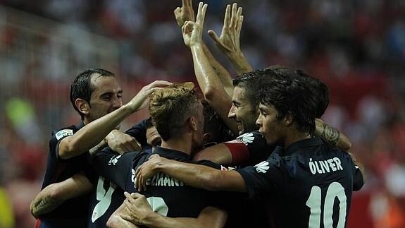 Los jugadores del Atlético celebran uno de los goles. 