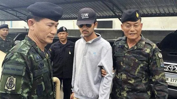 Militares tailandeses, con el sospechoso. 
