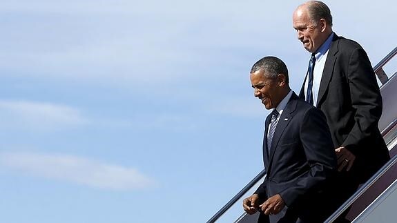 El presidente de Estados Unidos, Barack Obama baja del avión presidencial Air Force One.