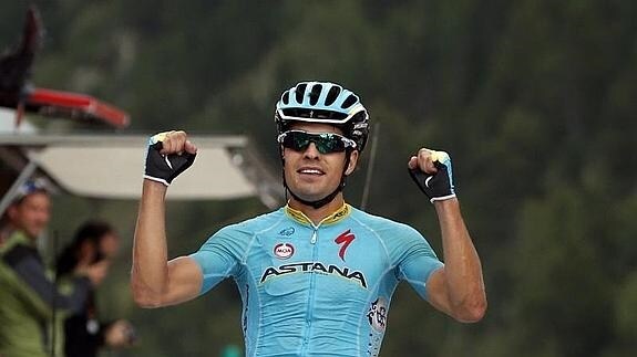 Mikel Landa celebra la victoria. 