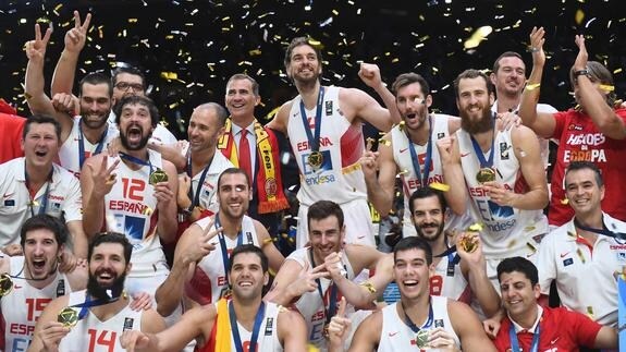 La selección española de baloncesto celebra su victoria en el Eurobasket. 