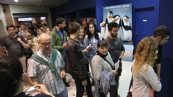 Colas en Bilbao en la Fiesta del Cine de octubre de 2014.