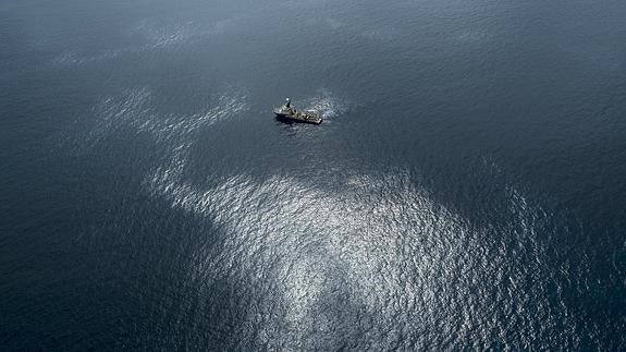 Mancha de fuel por el vertido del pesquero ruso. 