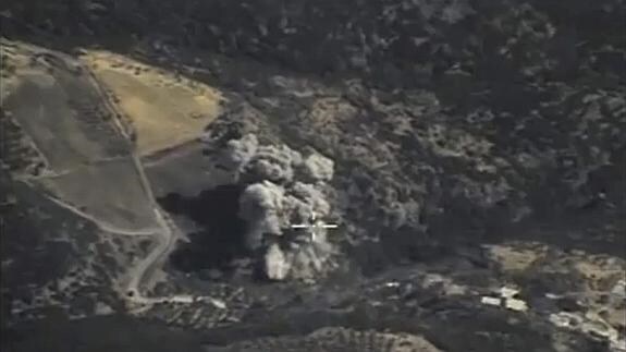 Vista aérea de un bombardeo de aviones rusos contra una zona controlada por el grupo yihadista Estado Islámico.