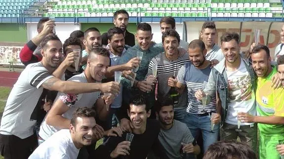 Los jugadores del Villanovense celebran el resultado del sorteo. 